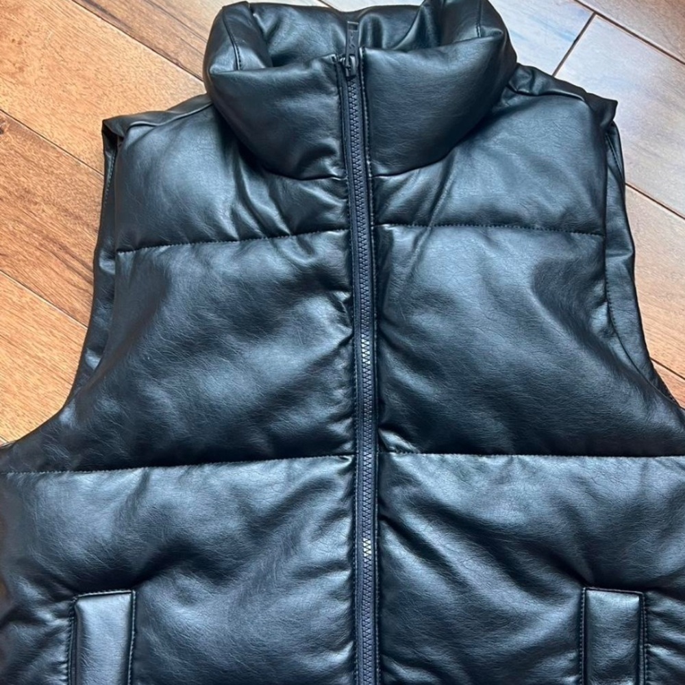 Hollister (Small) Black Contemporary Quilted, Chunky, Casual Puffer Vest